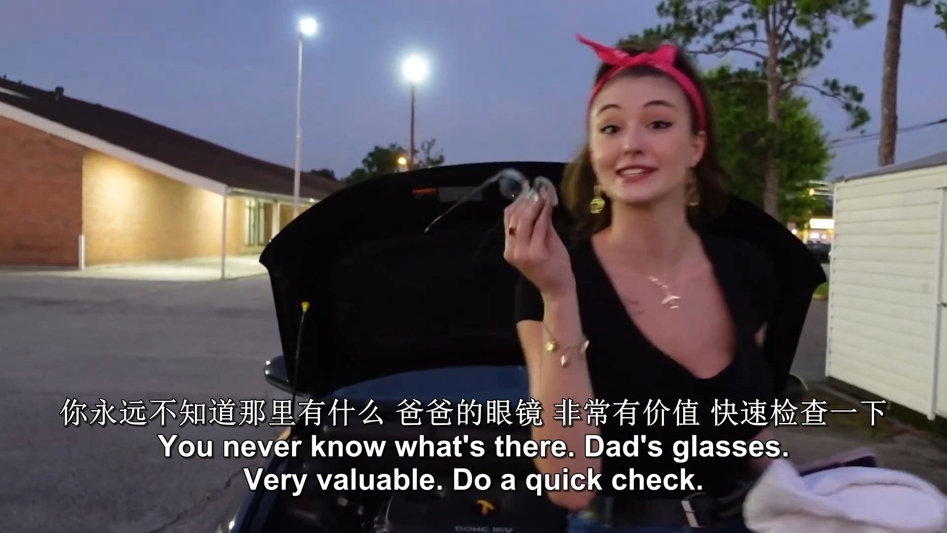 捷克街头搭讪-棕色披肩发的OL装调酒师